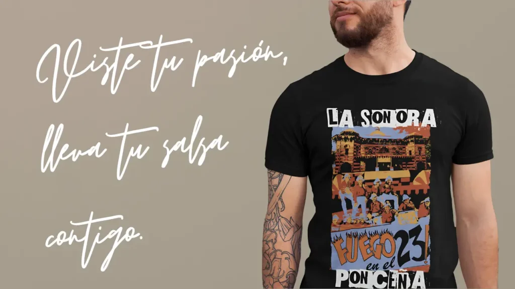 Hombre con tshirt negro de agrupación de salsa, La Sonora Ponceña, y el texto: viste tu pasión, lleva tu salsa contigo.