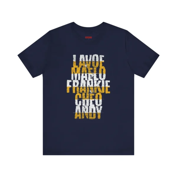 Tshirt azul con texto blanco y amarillo con los nombres de los grandes de la salsa: Lavoe, Maelo, Frankie, Cheo, Andy.