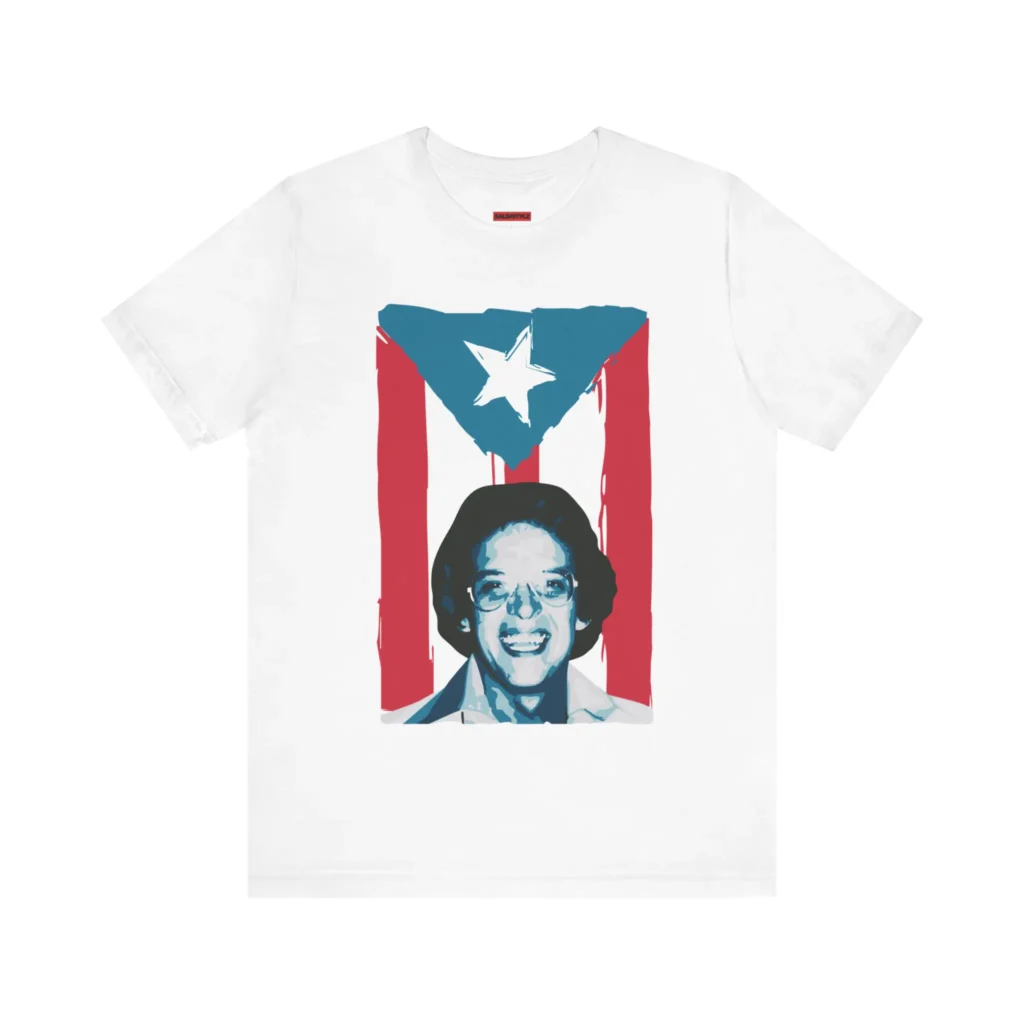 Tshirt blanca con un dibujo de Héctor Lavoe y de fondo la bandera de Puerto Rico.