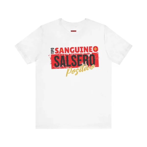 Tshirt blanco con texto de color negro, amarillo y rojo y la frase: tipo sanguíneo, salsero positivo. Hombre salsero