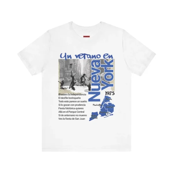 Tshirt blanco con unos niños jugando en la calle con hidrante y el título y la letra de la canción Un verano en Nueva York.