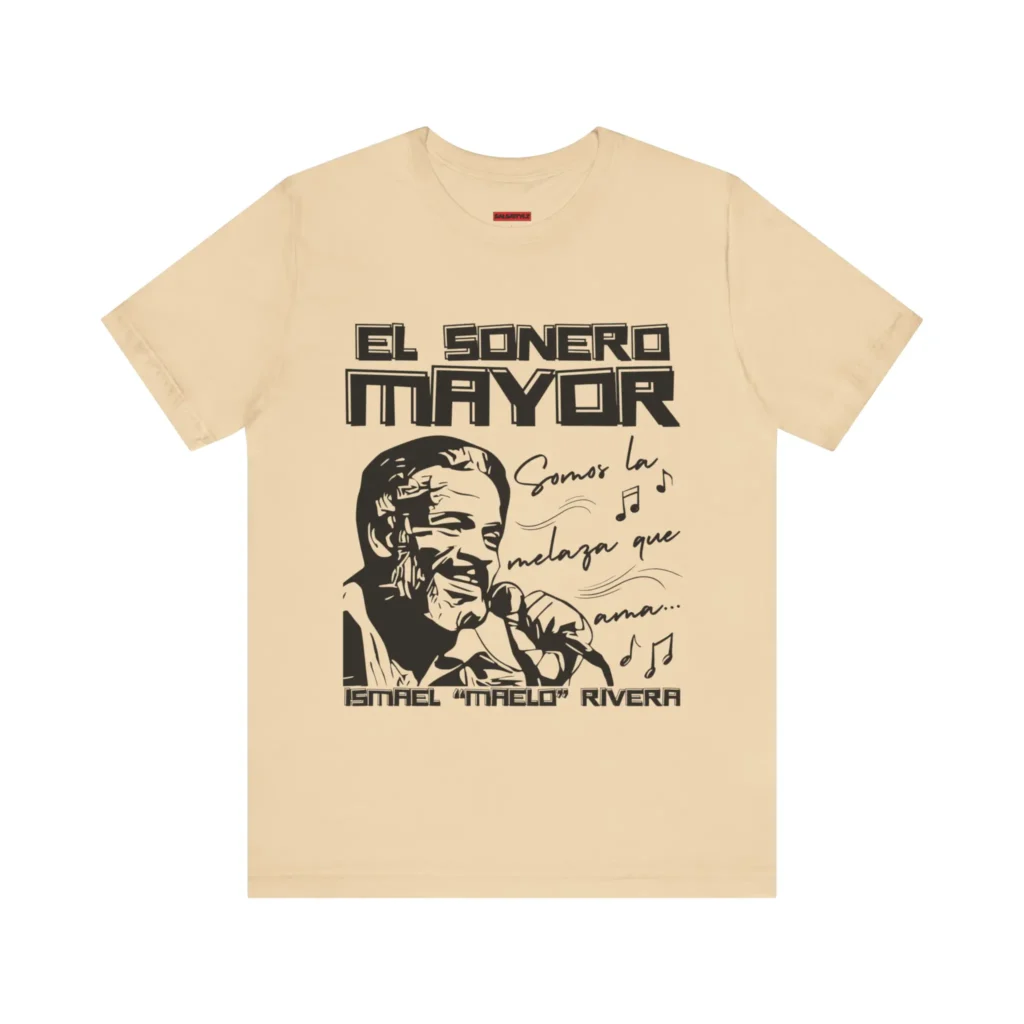 Tshirt crema con dibujo de Ismael Rivera cantando y texto: El Sonero Mayor, Ismael 'Maelo’ Rivera y Somos la melaza que ama