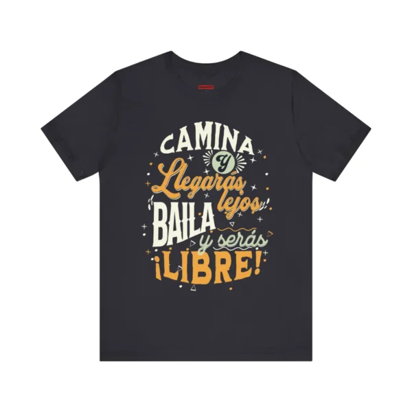 Tshirt gris con frase salsera de color blanco, amarillo y verde: Camina y llegarás lejos, baila y serás libre.