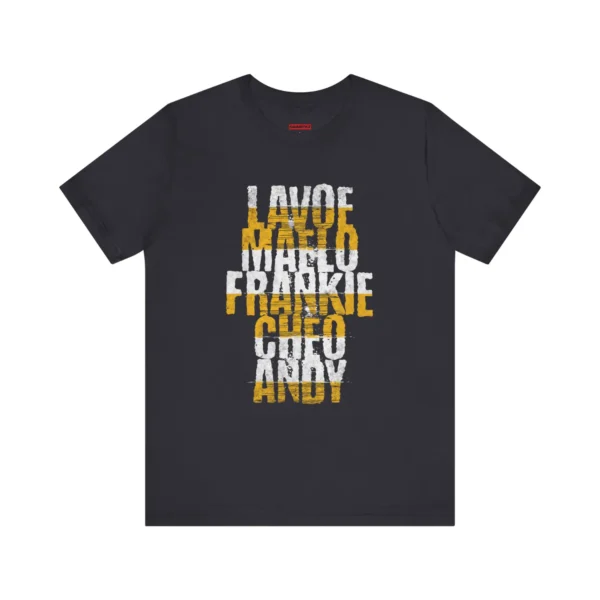 Tshirt gris con texto blanco y amarillo con los nombres de los grandes de la salsa: Lavoe, Maelo, Frankie, Cheo, Andy.