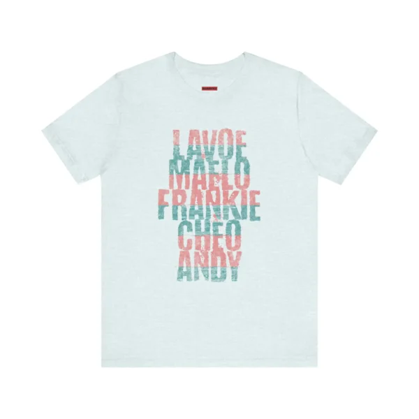 Tshirt heather ice blue con texto turquesa y rosa con los nombres de los grandes de la salsa: Lavoe, Maelo, Frankie, Cheo, Andy.