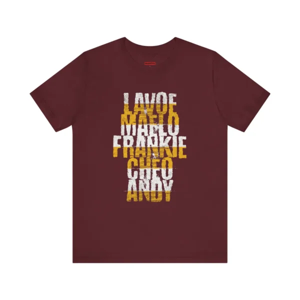 Tshirt maroon con texto blanco y amarillo con los nombres de los grandes de la salsa: Lavoe, Maelo, Frankie, Cheo, Andy.