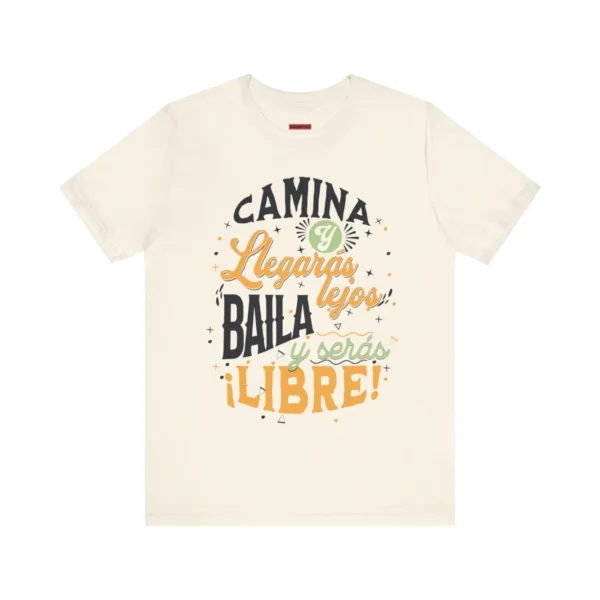 Tshirt natural con frase salsera de color blanco, amarillo y verde: Camina y llegarás lejos, baila y serás libre.