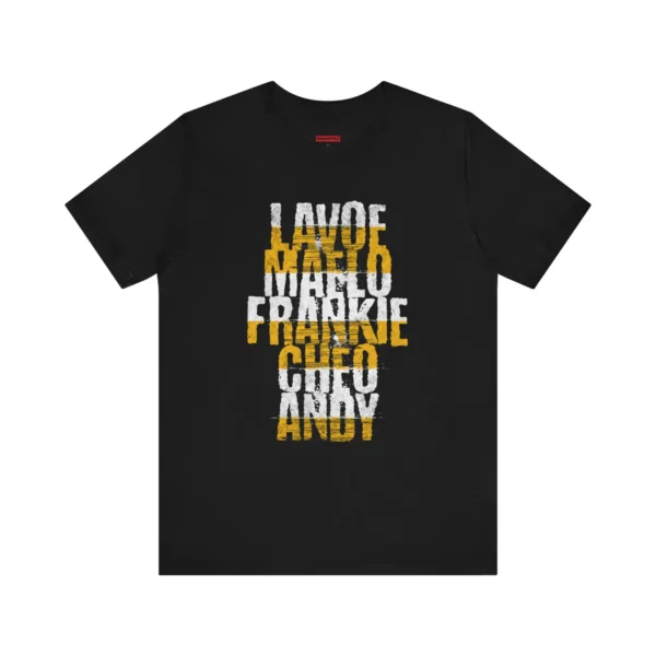 Tshirt negro con texto blanco y amarillo con los nombres de los grandes de la salsa: Lavoe, Maelo, Frankie, Cheo, Andy.