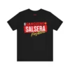 Tshirt negro con texto de color blanco, amarillo y rojo y la frase: tipo sanguíneo, salsera positiva. Mujer salsera