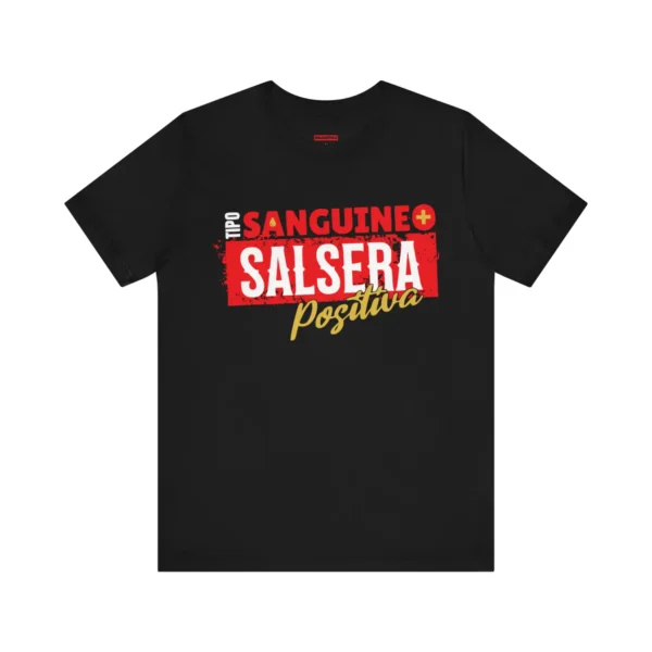 Tshirt negro con texto de color blanco, amarillo y rojo y la frase: tipo sanguíneo, salsera positiva. Mujer salsera