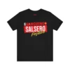 Tshirt negro con texto de color blanco, amarillo y rojo y la frase: tipo sanguíneo, salsero positivo. Hombre salsero