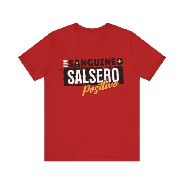 Tshirt rojo con texto de color blanco, amarillo y negro y la frase: tipo sanguíneo, salsero positivo. Hombre salsero