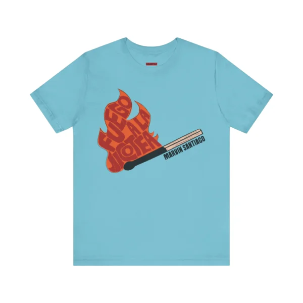 Tshirt azul aqua con un fósforo encendido de color anaranjado y el texto en rojo: Fuego a la Jicotea de Marvin Santiago.