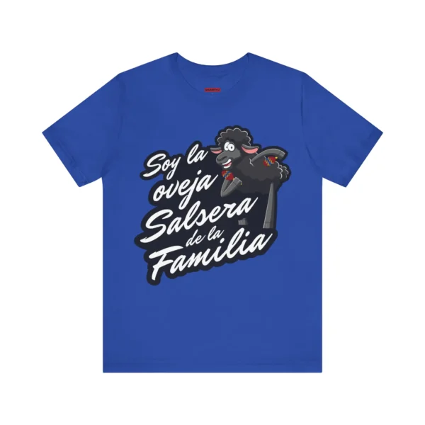 Tshirt azul royal con la imagen de una oveja negra bailando y el texto en blanco: Soy la Oveja Salsera de la Familia.