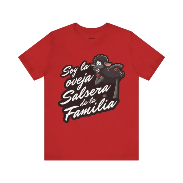 Tshirt rojo con la imagen de una oveja negra bailando y el texto en blanco: Soy la Oveja Salsera de la Familia.